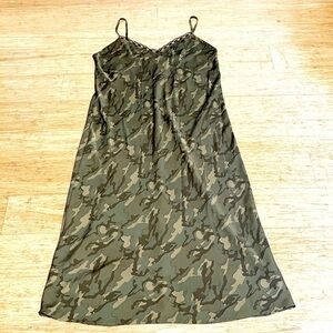 Wild Fable army green & brown camouflage maxi v-neck slip dress lace trim. Large